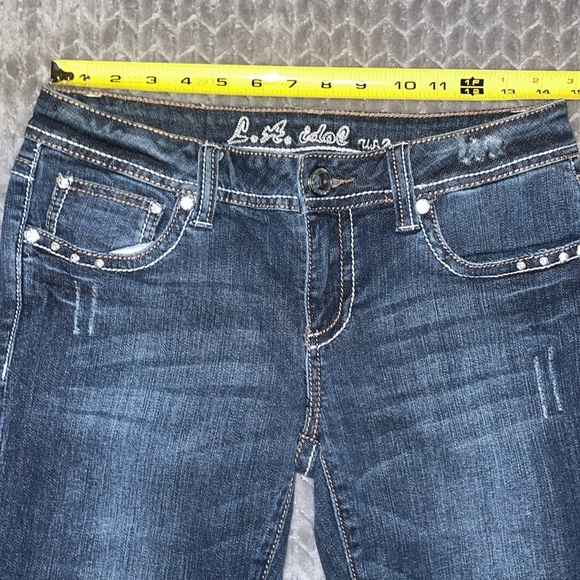 L.A. Idol Jean Capris.  Light Distress w Rhinestones.  Size 9. W 32/ L 18. - Picture 11 of 11